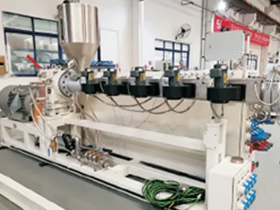 Large helical gearboxes for single-screw extruders